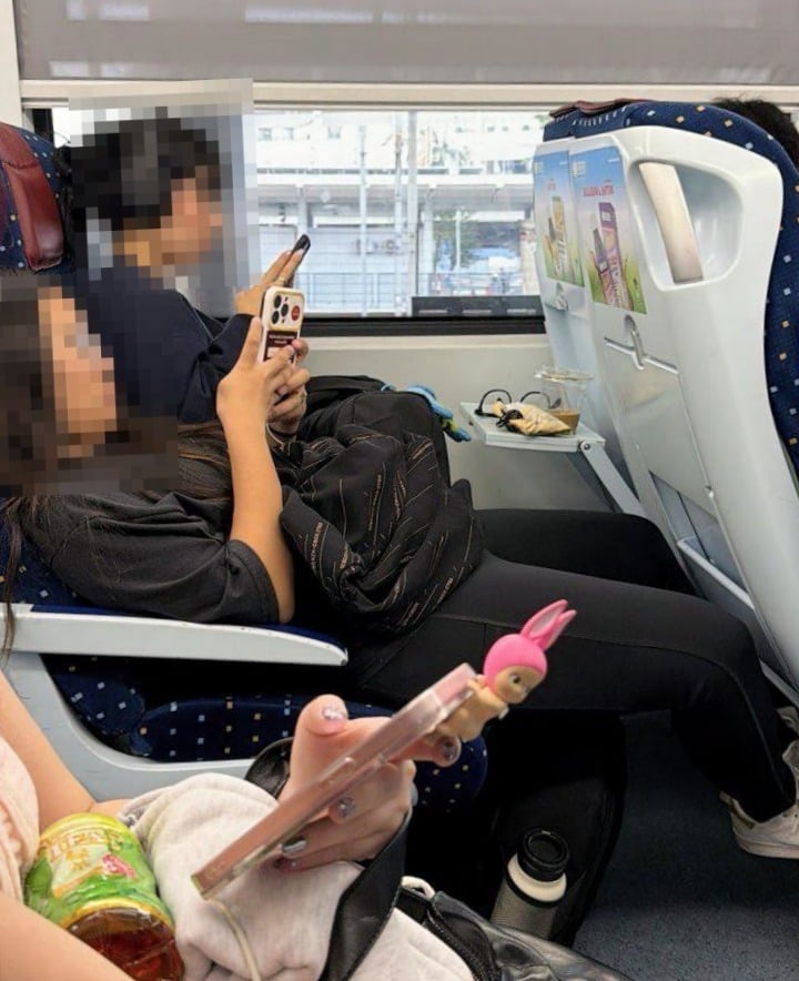 jb-kl ets train - gold train standard class seats