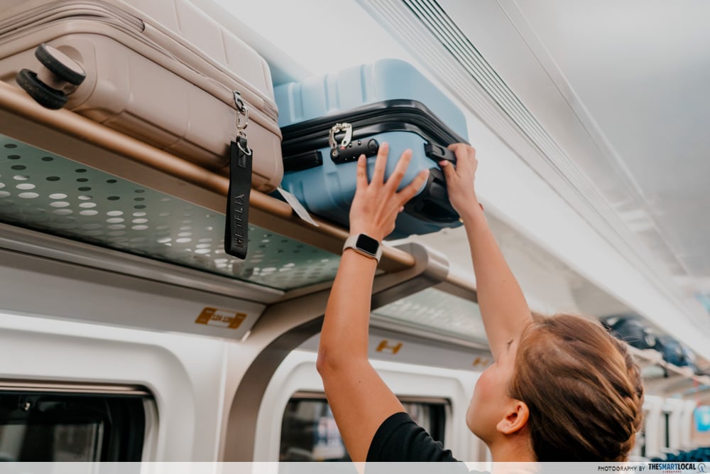 jb-kl ets train - overhead compartment