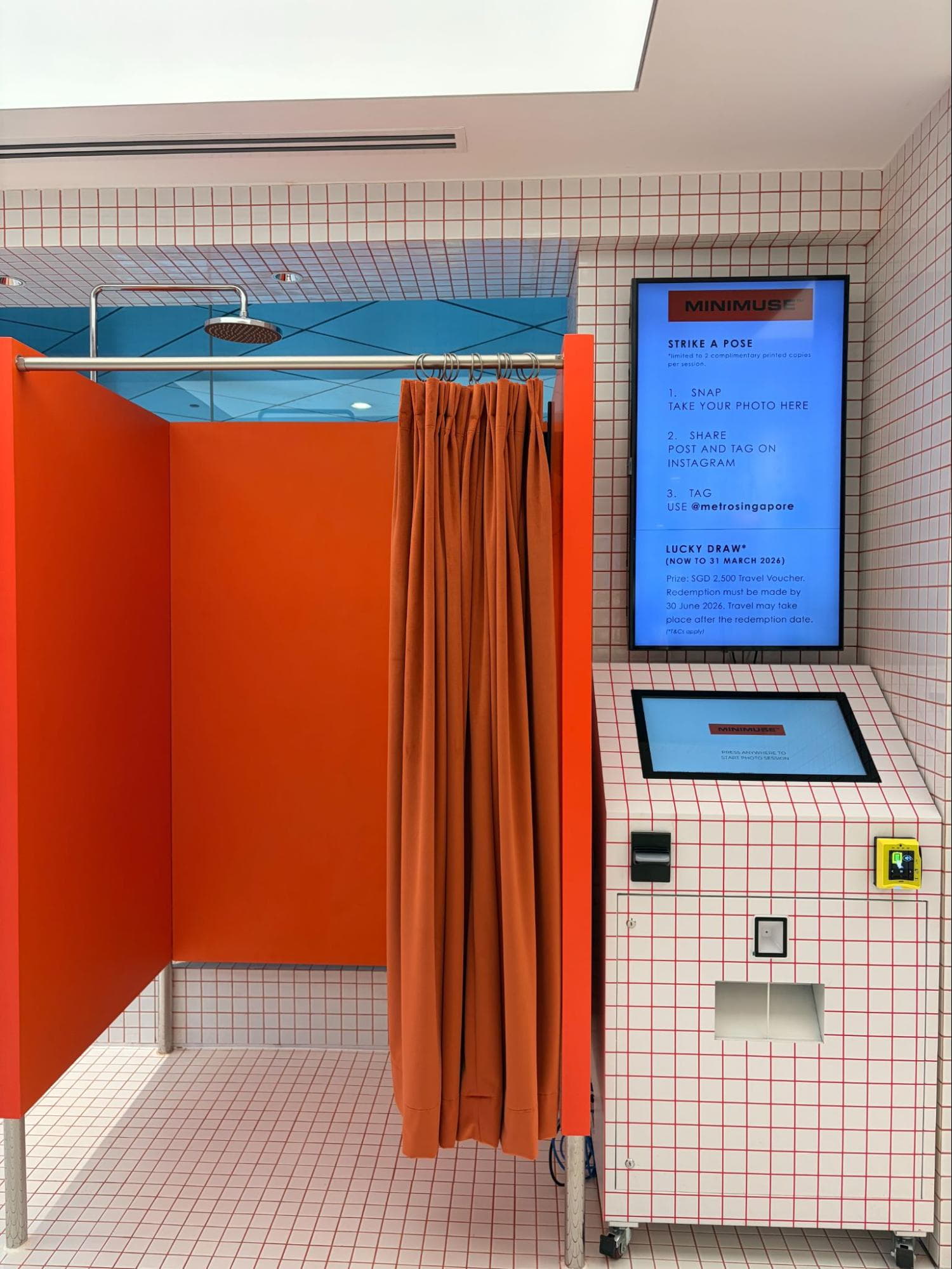 minimuse metro paragon in orchard - store display with shower-themed photobooth