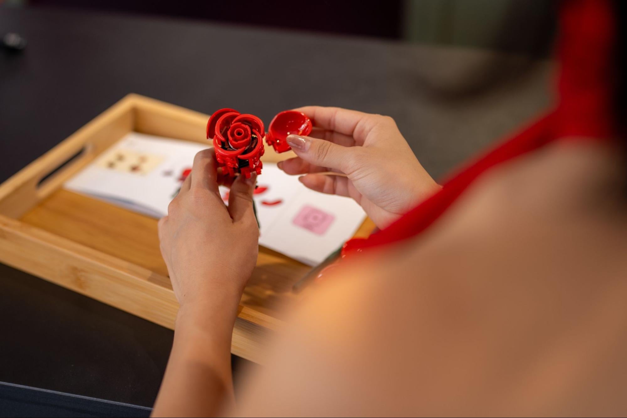 Building the free LEGO rose