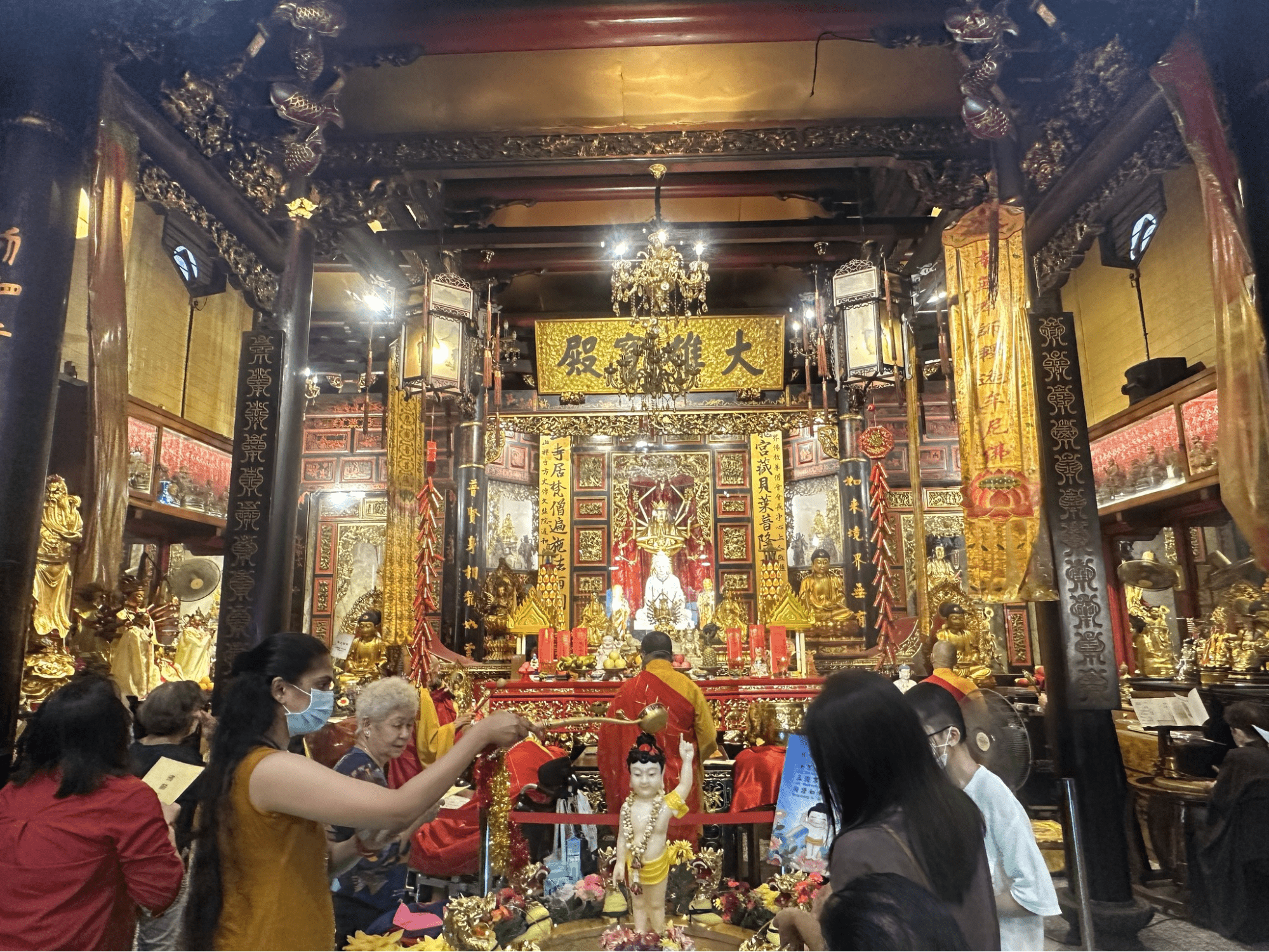 Leong San See Temple Inside