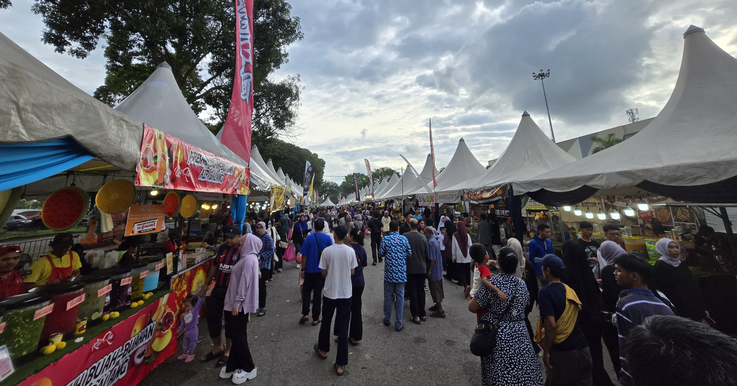 Crowd at Bazaar Ramadan Plaza Angsana