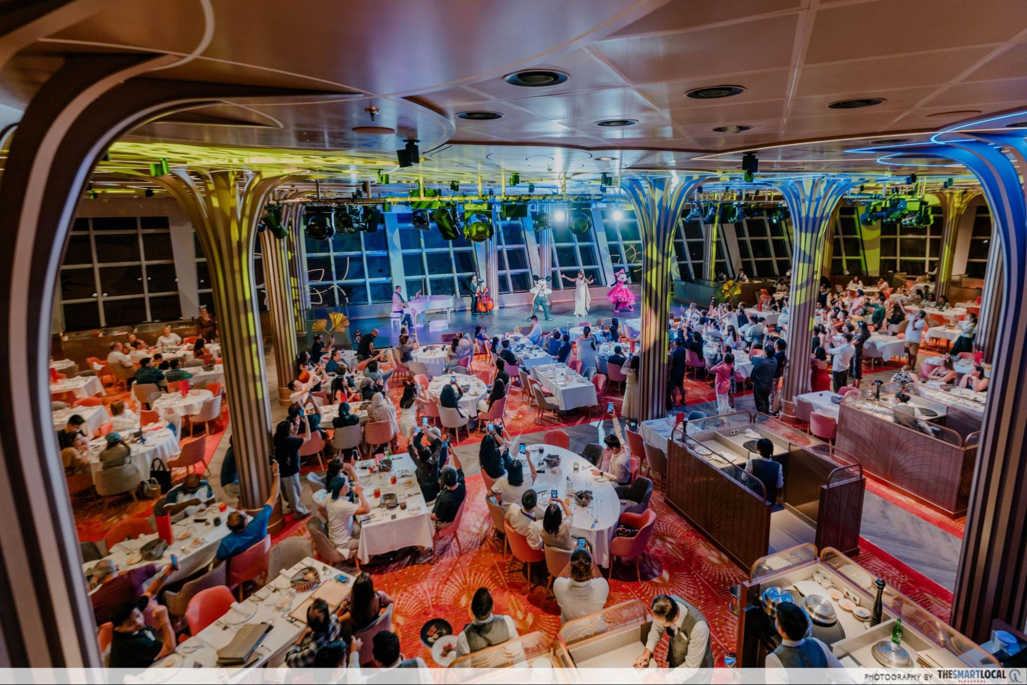 disney adventure cruise - hollywood spotlight club ambience