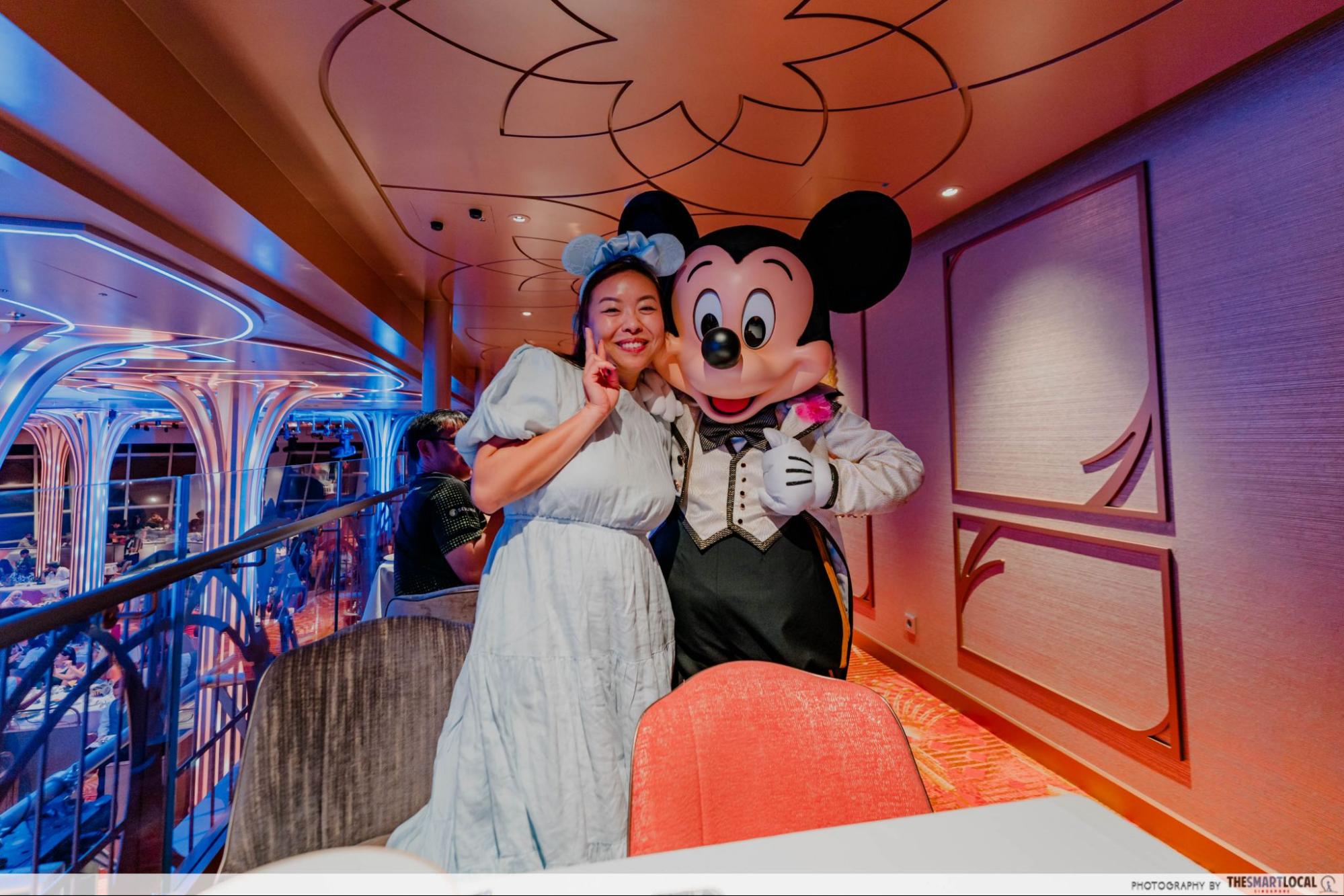 disney adventure cruise - hollywood spotlight club mickey