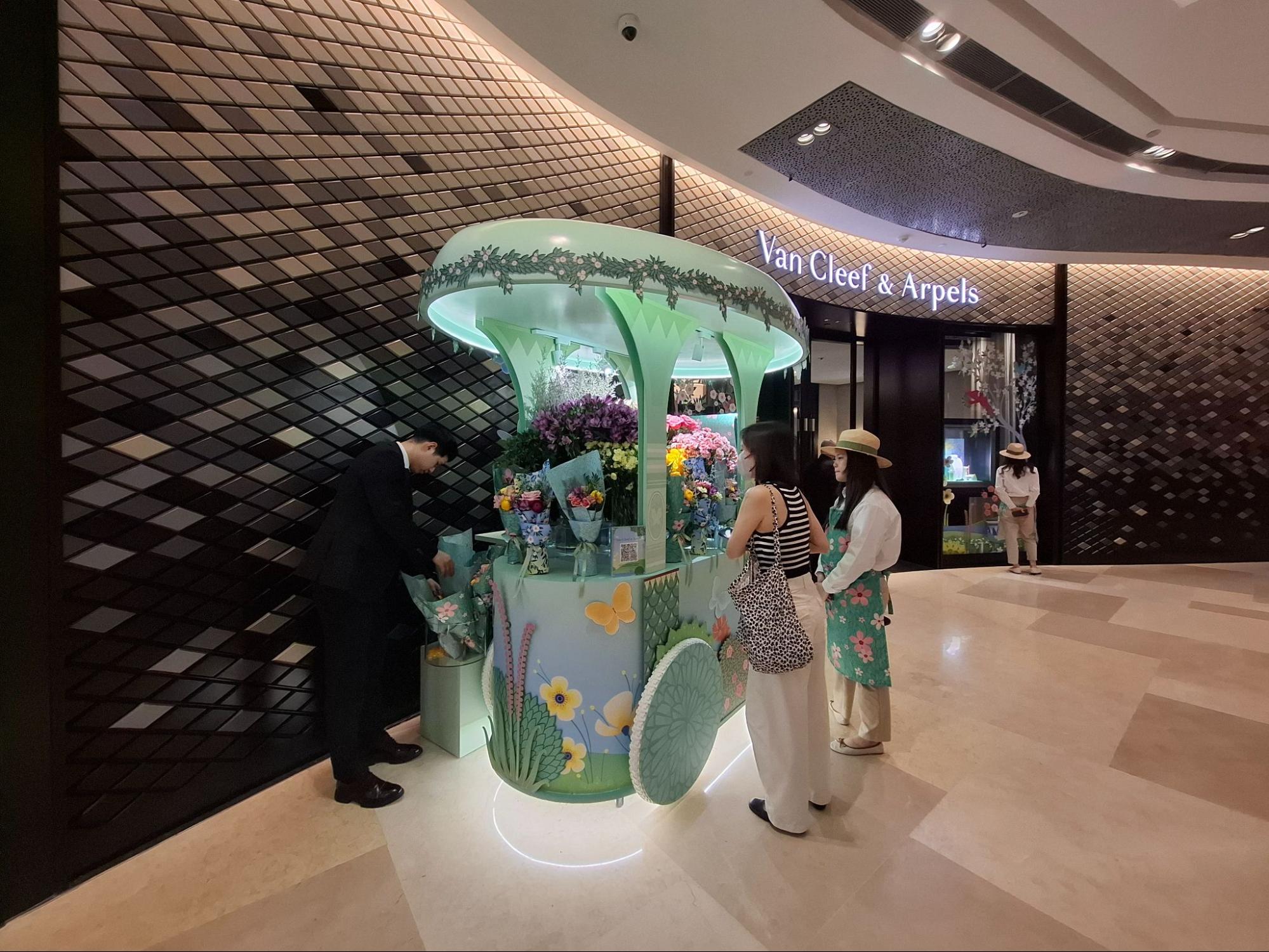 Van Cleef & Arpels Flower Cart