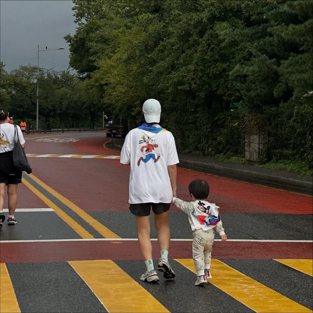 Parent and child at the Disney Run in Seoul