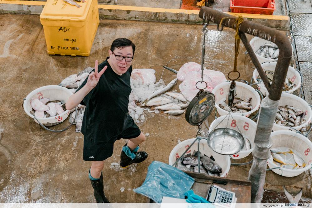 Jurong Fishery Port Tour - sorting seafood (2)