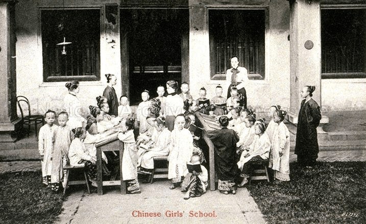 former SCGS building emerald hill orchard to be redeveloped - Chinese Girls’ School students having lessons outside the school at Hill Street, circa 1900. Image credit: National Archives of Singapore