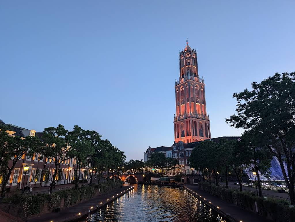 huis ten bosch at night