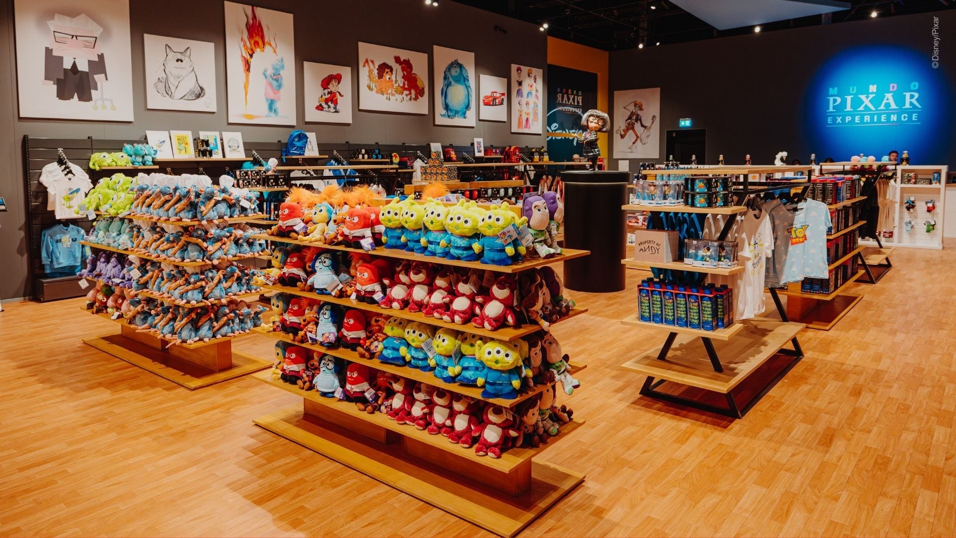 mundo pixar experience - souvenir shop