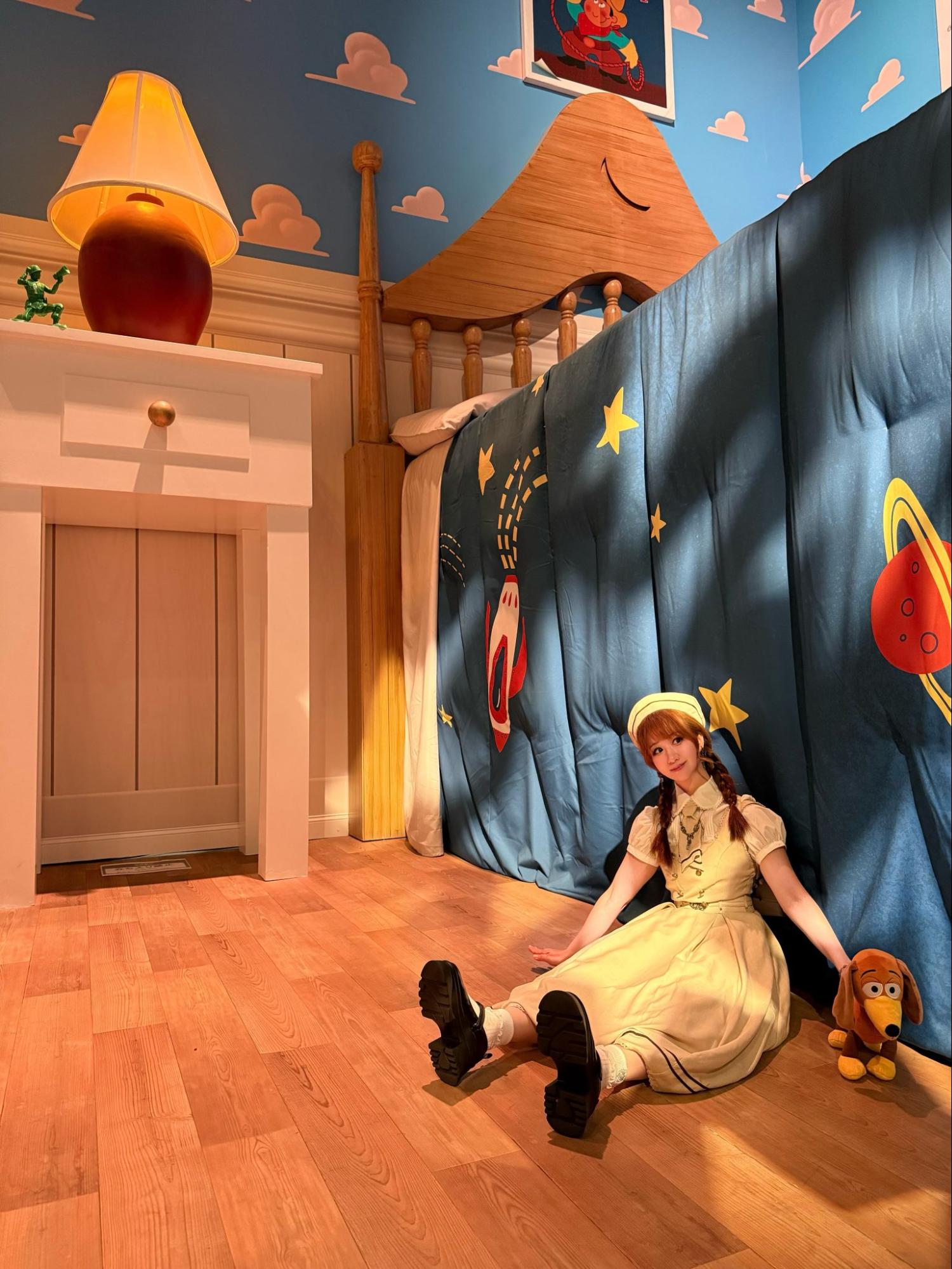 mundo pixar experience - toy story bed