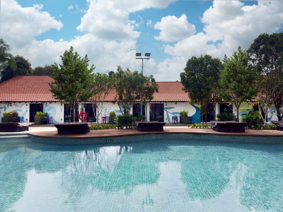 Other swimming pool at Coliwoo Resort Changi
