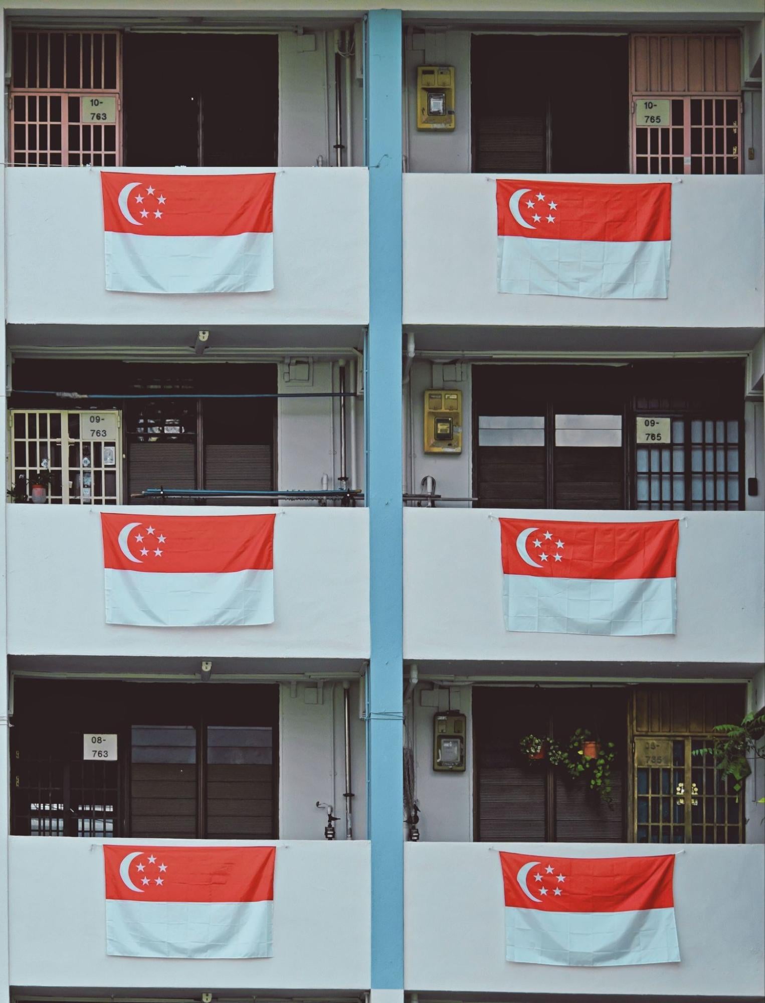 Displaying the Singapore flag