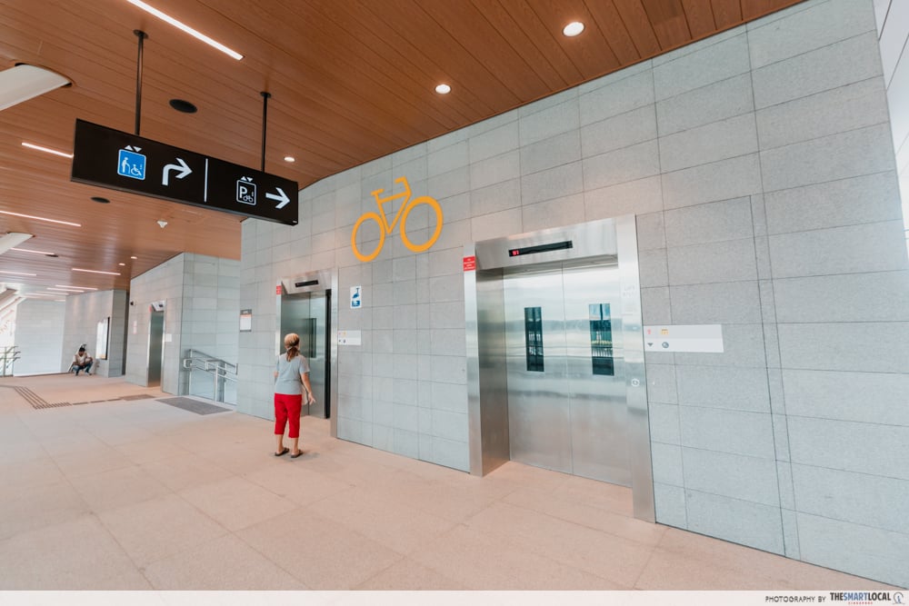 keppel station cyclist lift