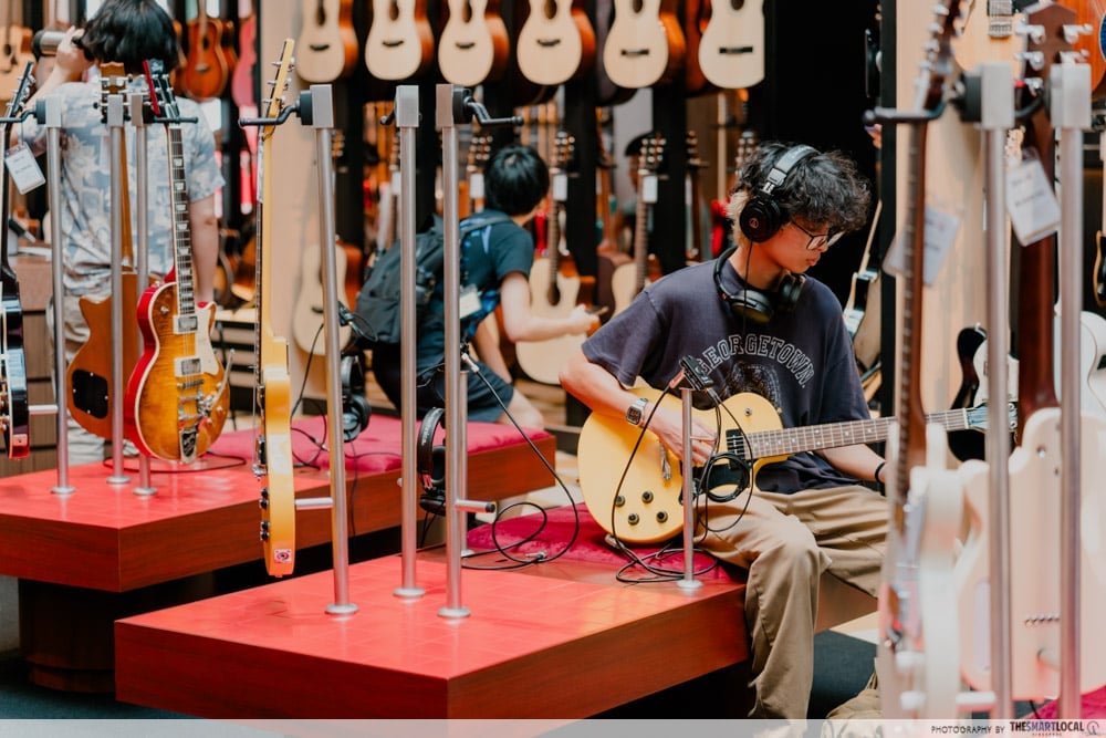Testing guitar