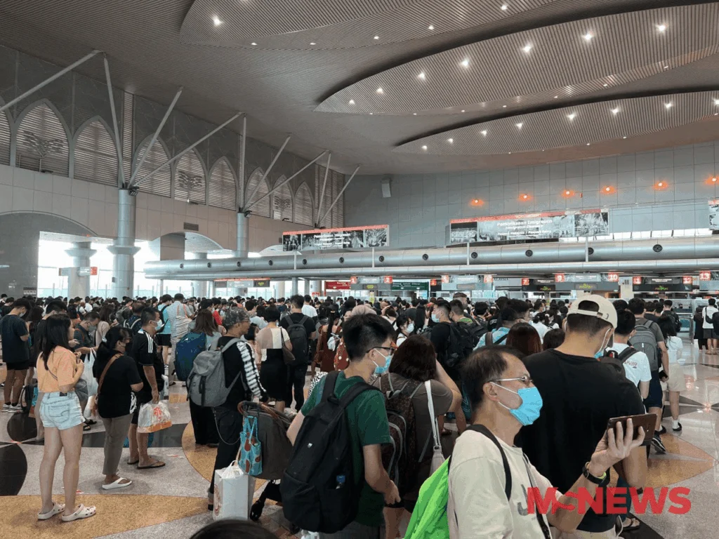 Crowd at checkpoint