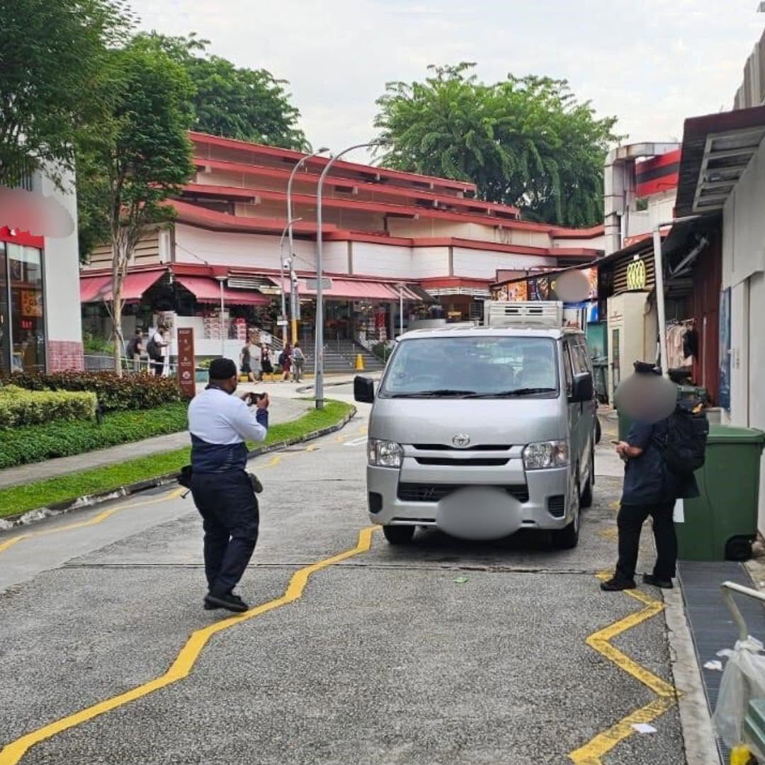 illegal parking yellow zig zag lines