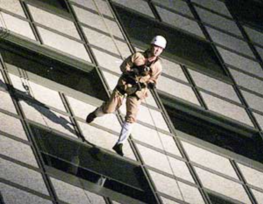 Ming Yi abseiling