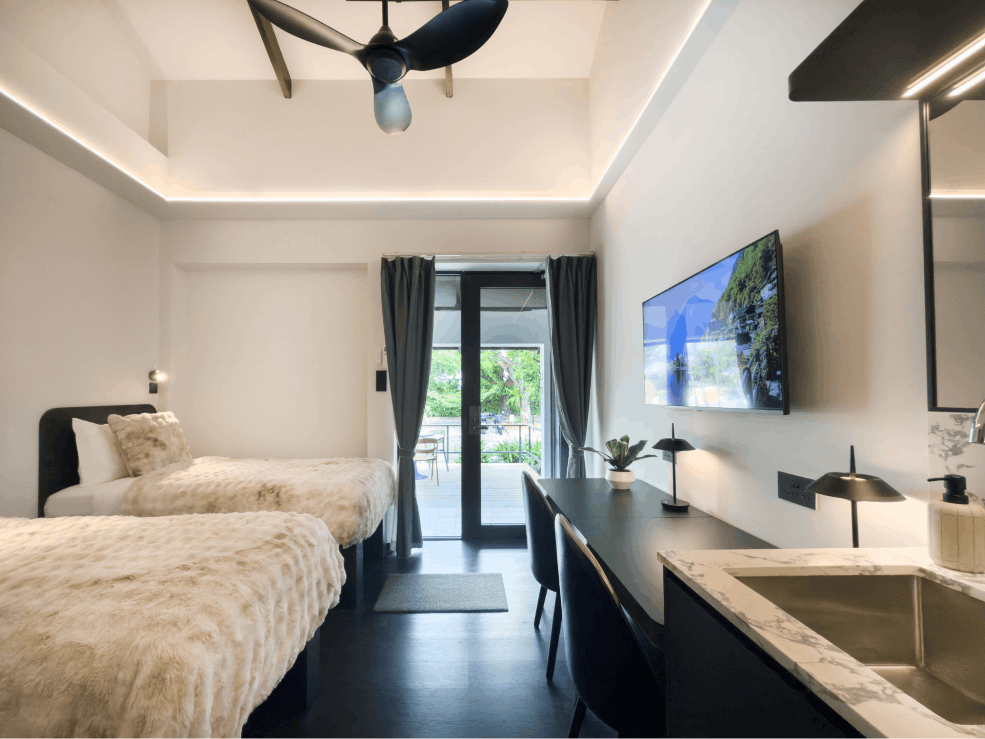 coliwoo changi - patio studio