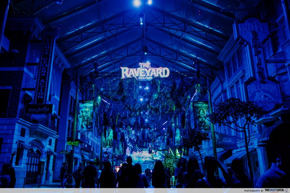 halloween horror nights 14 - the raveyard