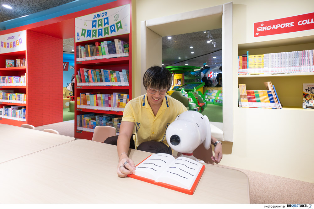 Snoopy reading