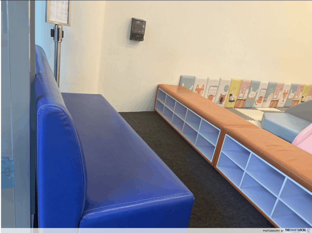 singapore flyer indoor play area - rest area
