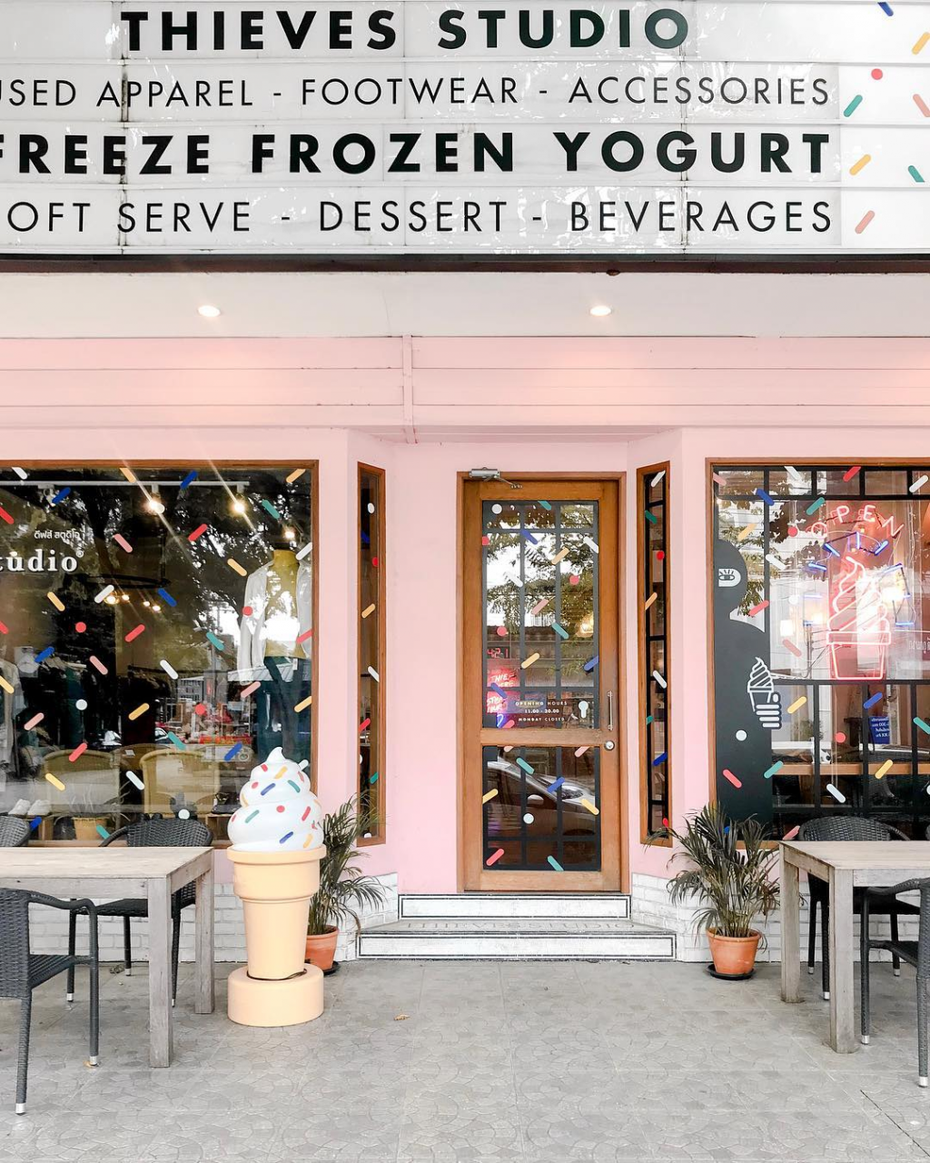 freeze frozen yoghurt pink thmed cafe restaurant shop bangkok thailand insatgrammable froyo